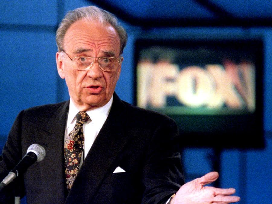 1995 - Il magnate dei media Rupert Murdoch parla in una conferenza stampa tenutasi a New York, dove ha insistito sul fatto che la rete televisiva Fox è controllata dagli americani. Murdoch ha anche confutato i critici che affermavano di aver ingannato la Federal Communications Commission sulla proprietà delle sue partecipazioni televisive statunitensi. (Reuters)