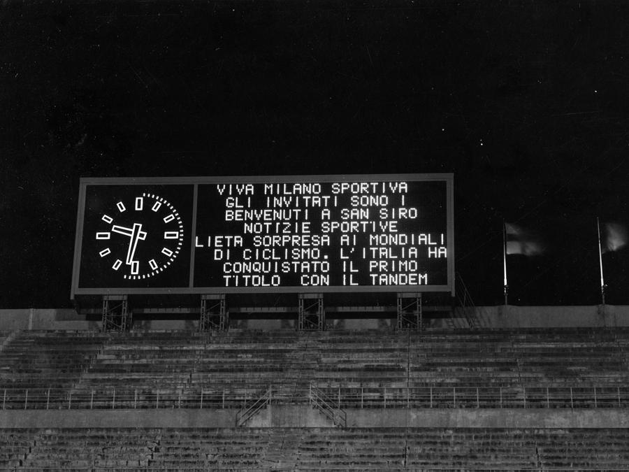 agosto 1967 - Milano archivio storico - Lo stadio Giuseppe Meazza è un impianto calcistico italiano di proprietà del comune di Milano. Ospita le gare interne del Milan e dell’Inter; in ragione del quartiere dove sorge, è noto anche come stadio San Siro, nome che ebbe ufficialmente dall’inaugurazione, nel 1926, al 3 marzo 1980, quando fu intitolato a Giuseppe Meazza, calciatore di entrambe le società ospiti dello stadio, venuto a mancare l’anno prima. nella foto: Stadio San Siro. Durante la pausa estiva lo stadio di San Siro si è abbellito. Sul rettilineo di fronte alla tribuna centrale, all’altezza di ventinove metri è stato eretto un tabellone luminoso elettronico telecomandato, sul quale appariranno formazioni, risultato e marcatori e altre notizie. Il “parterre” sotto la tribuna d’onore è stato rifatto con la realizzazione di cinque nuovi gradoni che hanno aumentato la capienza di circa duemila posti. Infine, è stata effettuata una serie di interventi al manto erboso che rappresenta sempre un grosso problema nella stagione invernale. Tutto il complesso delle opere di miglioramento è stato illustrato dall’Assessore allo sport Gianfranco Crespi (La Presse)