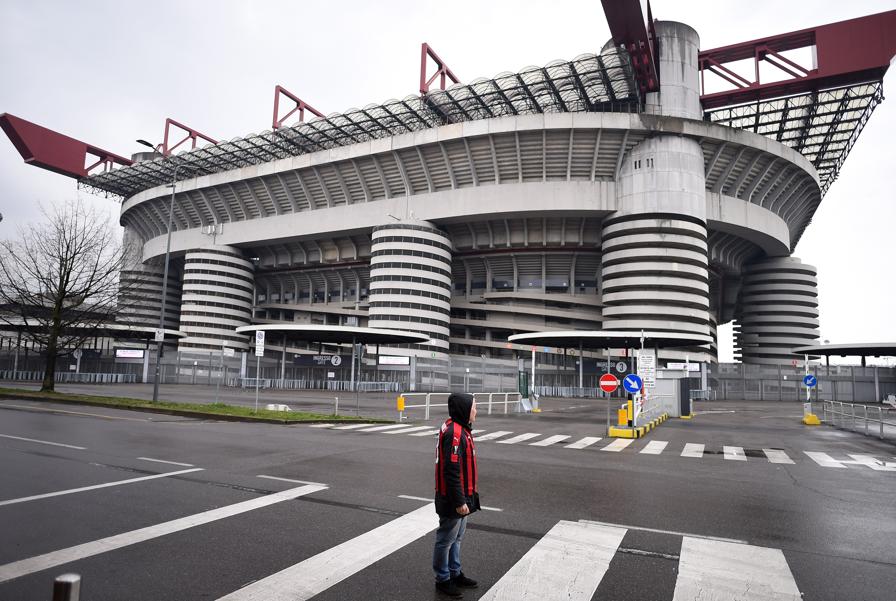 2020 -  Lo stadio di San Siro chiuso dopo che la partita del campionato Milan Genoa è stata rinviata a causa dell'epidemia di coronavirus (Agf)