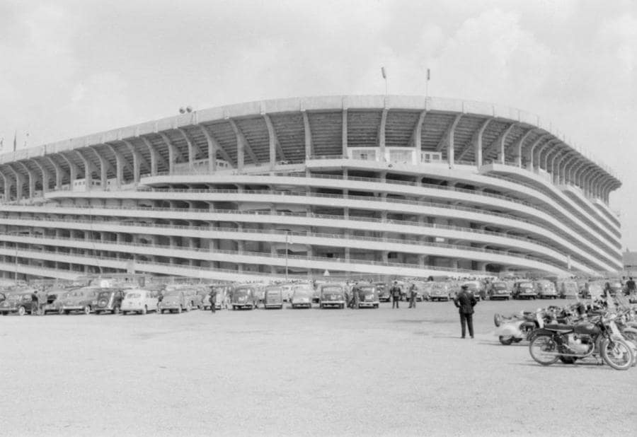 Anni ’50: Una veduta generale dell’esterno dello stadio Giuseppe Meazza - San Siro di Milano. (Getty Images)