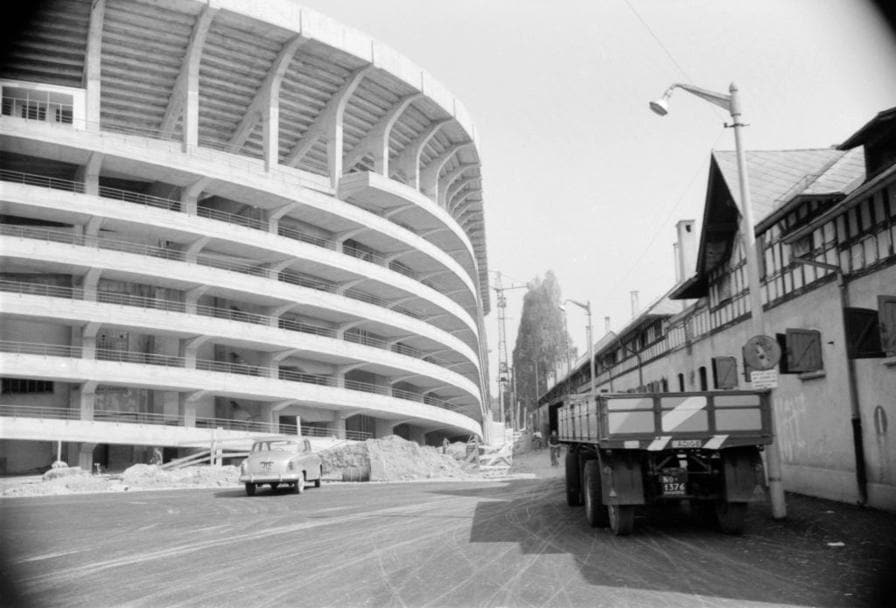 Anni ’50: Una veduta generale dell’esterno dello stadio Giuseppe Meazza - San Siro di Milano. (Getty Images)