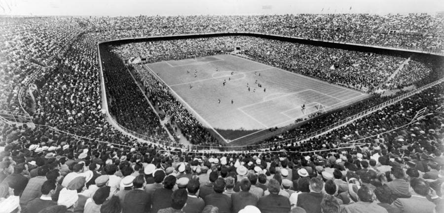 Una grande folla assiste ad una partita di calcio allo Stadio San Siro di Milano, costruito originariamente nel 1926. (Photo by Keystone/Getty Images)