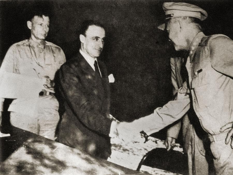II guerra mondiale Cassibile (Sicilia) il Generale Eisenhower stringe la mano al Generale Giuseppe Castellano dopo la firma da parte di quest'ultimo dell'armistizio. Per gli alleati firmò il Generale W. Bedell Smith ultimo a sinistra nella fotografia. Italia 8 settembre 1943 (Agf/Archivio Storico)