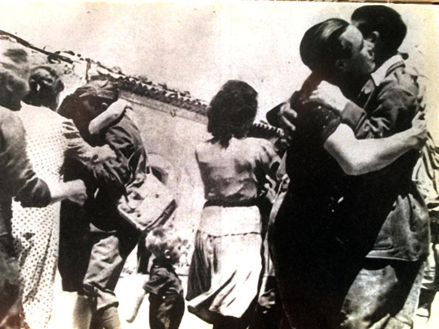 Una foto che mostra persone che si abbracciano dopo l'annuncio della richiesta dell'armistizio agli Alleati, avanzata dal Capo del Governo, il Maresciallo Badoglio, nel settembre 1943. (Ansa)