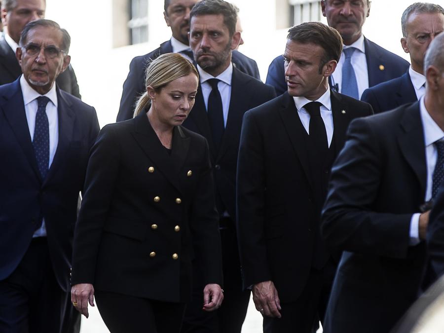 Il presidente del Consiglio Giorgia Meloni con il presidente della Repubblica francese Emmanuel Macron (Ansa/Angelo Carconi) 