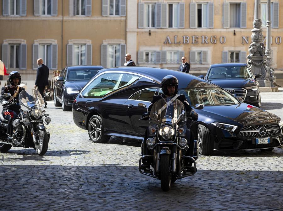 Il feretro del Presidente Emerito Giorgio Napolitano arriva a Monecitorio (Ansa/Angelo Carconi) 