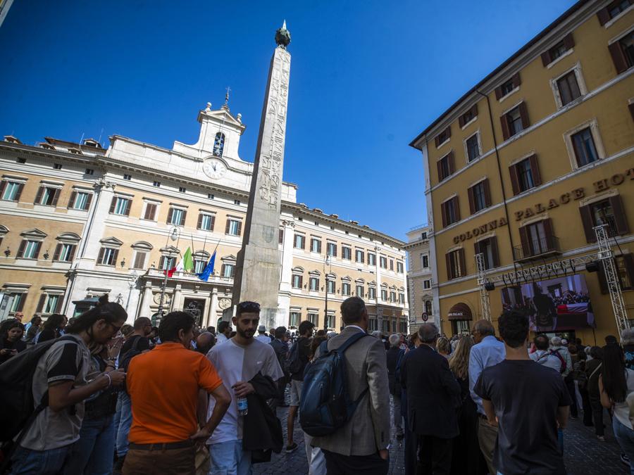 Folla di persone durante i funerali di Stato del Presidente Emerito Giorgio Napolitano (Ansa/Angelo Carconi) 