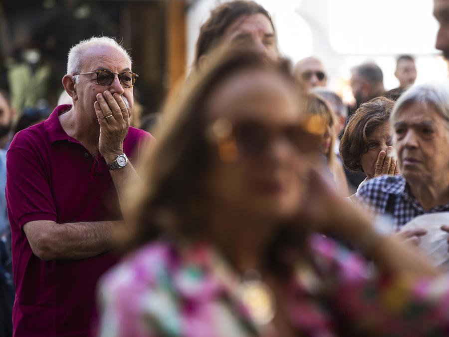 Folla di persone durante i funerali di Stato del Presidente Emerito Giorgio Napolitano (Ansa/Angelo Carconi) 