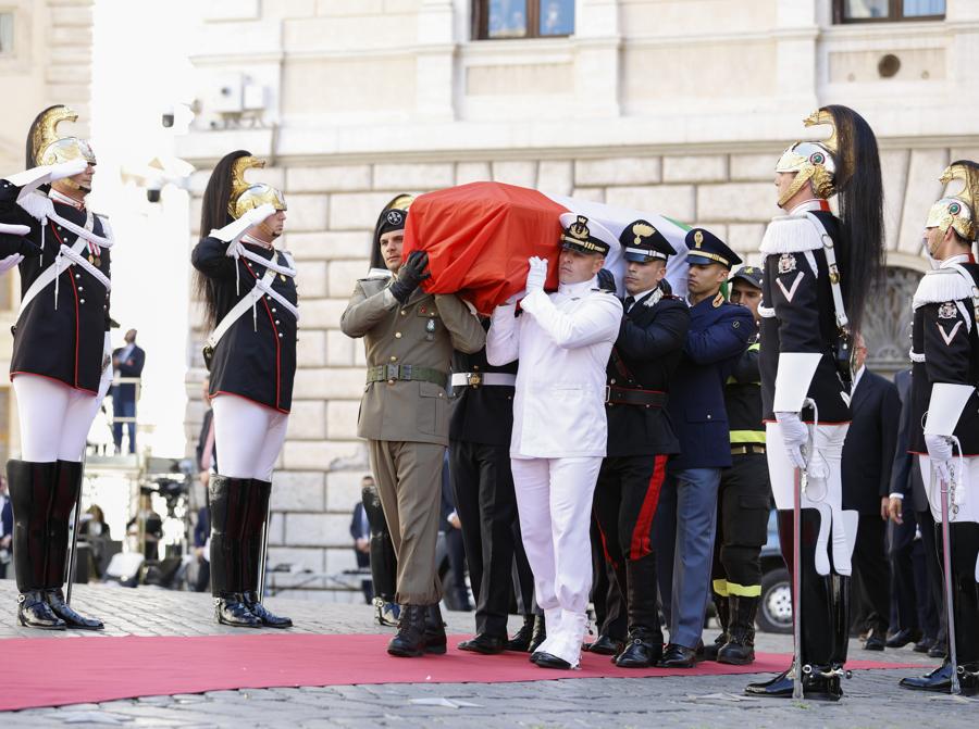 Il feretro di Giorgio Napolitano a Montecitorio (Imagoeconomica)
