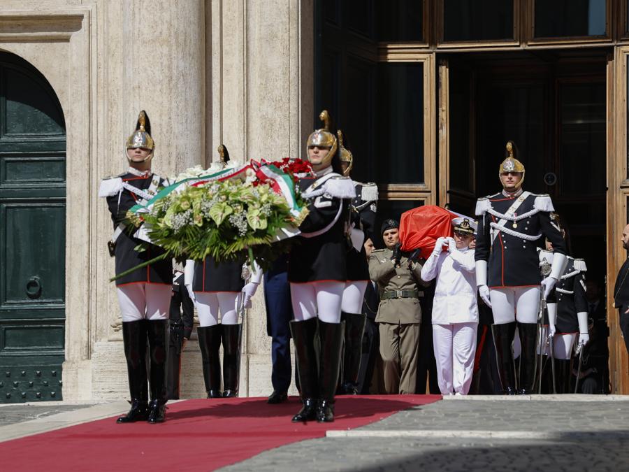 Il feretro di Giorgio Napolitano a Montecitorio (Imagoeconomica)
