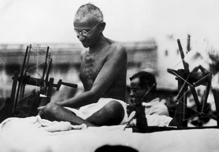 Il leader nazionalista  Mahatma Gandhi durante una dimostrazione a  Mirzapur, Uttar Pradesh. 9 giugno 1925. (Getty Images)