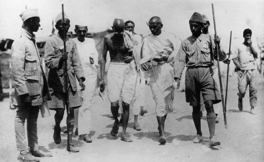 Il pacifista Mahatma Gandhi lascia la prigione di  Poona dopo due settimane di sciopero della fame. 1932. (Getty Images)