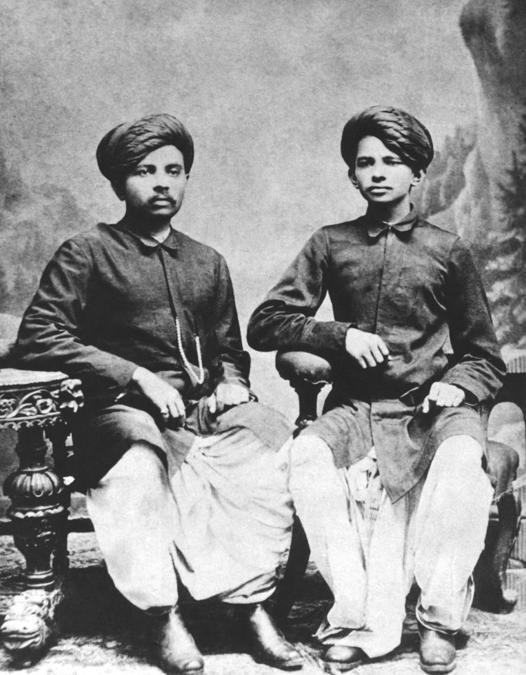 Mahatma Gandhi (a destra) con suo fratello Laxmidas Gandhi, India, 1886. (Getty Images)