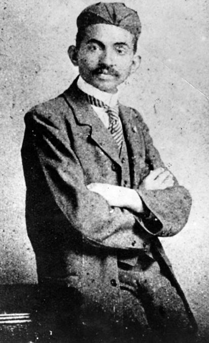  Mahatma Gandhi  giovane avvocato. 1906 circa (Getty Images)