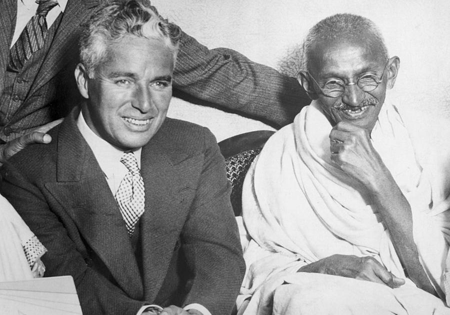 L’attore Charlie Chaplin con  Mahatma Gandhi (Getty Images)
