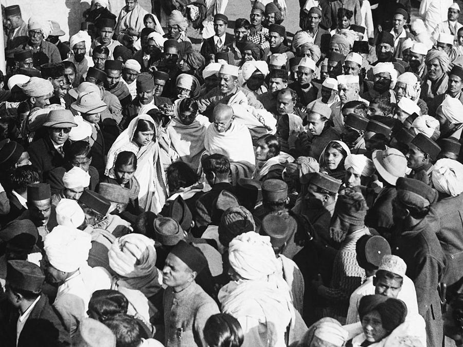 Mahatma Gandhi nella folla. (Getty Images)