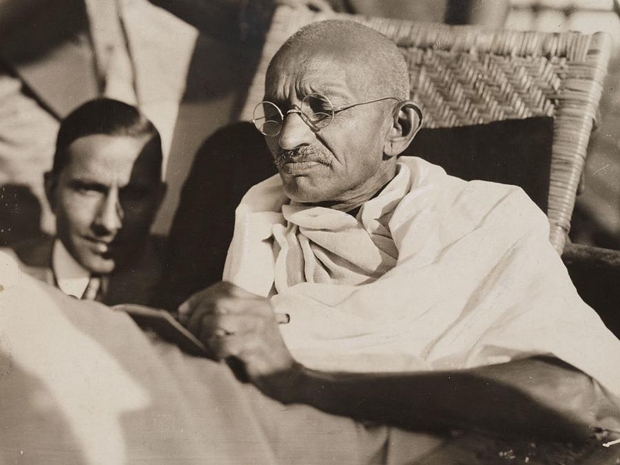  Ghandi a bordo del transatlantico  SS Rajputana, in viaggio verso l’Europa, per tenere una conferenza a Londra . Settembre 1931. (Getty Images)