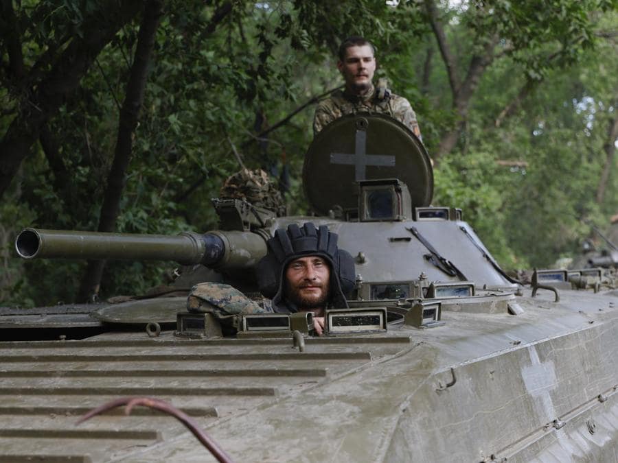 I militari ucraini della 3a Brigata d’assalto separata viaggiano su un veicolo corazzato (APC) in una strada vicino alla città in prima linea di Bakhmut, regione di Donetsk, Ucraina orientale. EPA/ALEX BABENKO
