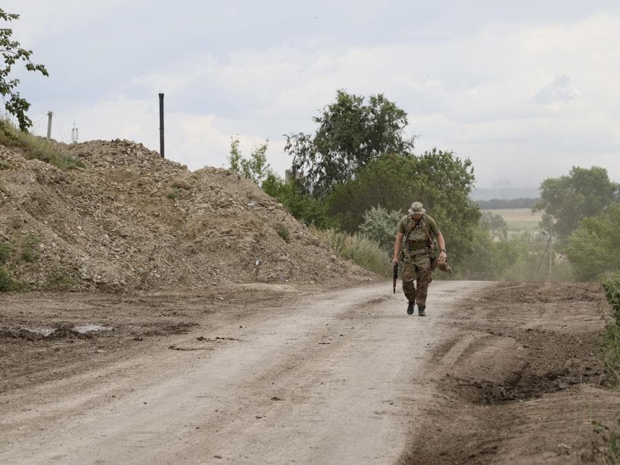 Un militare ucraino soprannominato ’Gerych’, membro della terza brigata d’assalto separata, cammina lungo una strada vicino alla città di Bakhmut, regione di Donetsk, Ucraina orientale. EPA/ALEX BABENKO