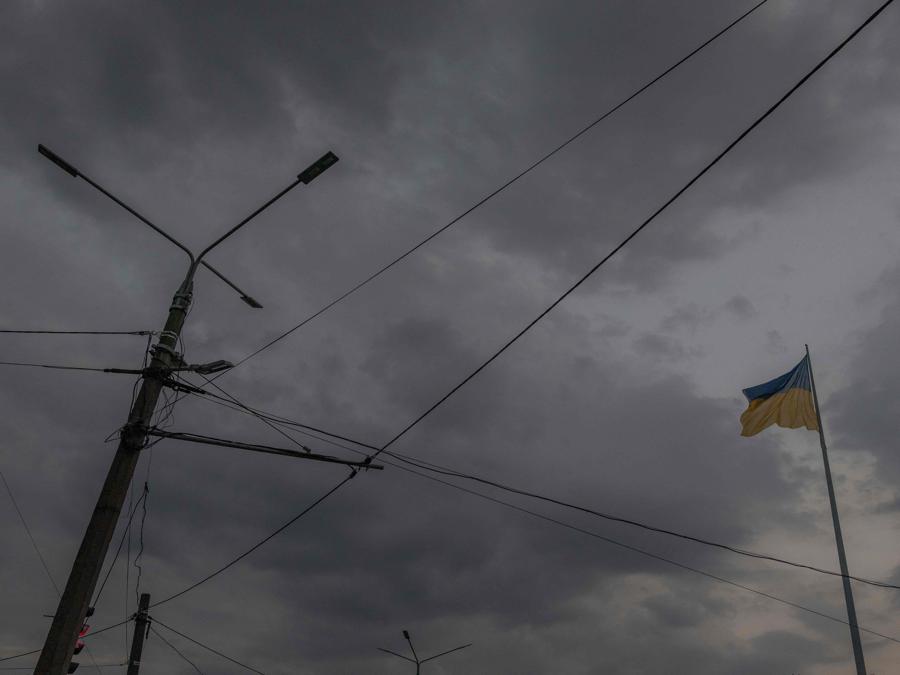 Una bandiera ucraina che sventola a Kryvyi Rih, Ucraina meridionale. (Photo by Roman PILIPEY / AFP)