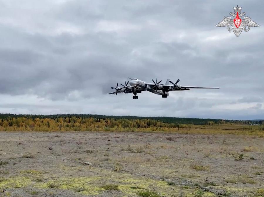 Il bombardiere strategico russo Tu-95MS atterra in un aeroporto dopo aver pattugliato le acque neutre dei mari di Barents e di Norvegia, in una posizione sconosciuta. Russian Defence Ministry/Handout via REUTERS