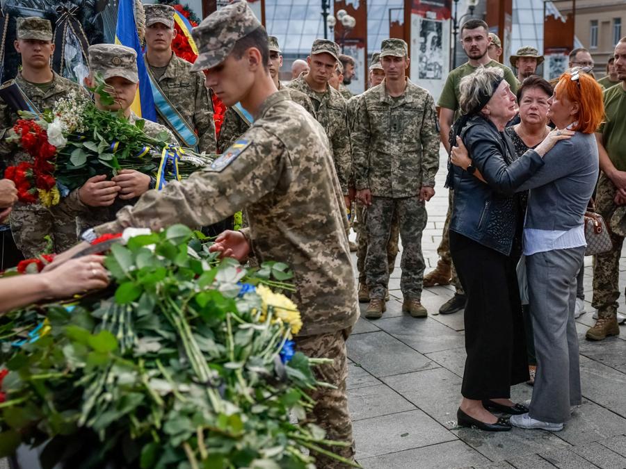 Alcuni parenti  durante la cerimonia funebre per Serhii Yarmolenko, un militare ucraino ucciso in uno scontro contro le truppe russe nella regione di Donetsk. REUTERS/Gleb Garanich