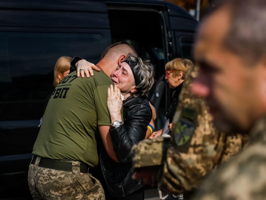 Alcuni parenti  durante la cerimonia funebre per Serhii Yarmolenko, un militare ucraino ucciso in uno scontro contro le truppe russe nella regione di Donetsk. REUTERS/Gleb Garanich
