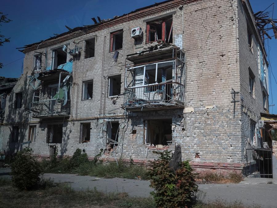 Un edificio residenziale distrutto da un attacco militare russo a Orikhiv, nella regione di Zaporizhzhia, Ucraina. REUTERS/Oleksandr Ratushniak