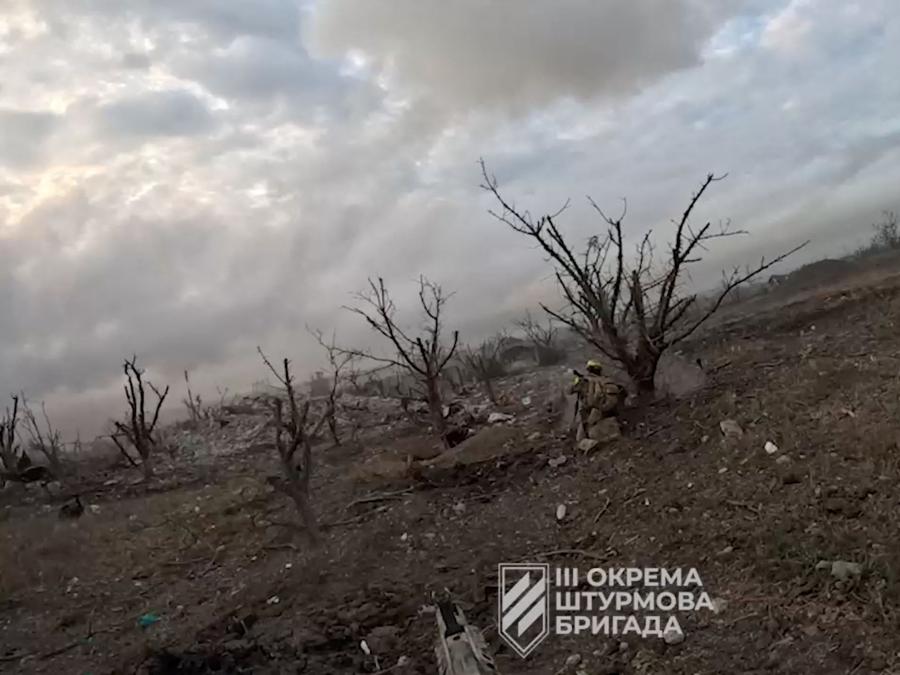 Un soldato ucraino durante la presunta liberazione di Andriivka, in una località indicata come Andriivka, regione di Donetsk, Ucraina. 3rd assault brigade/Ukrainian Armed Forces Press service/Handout via REUTERS