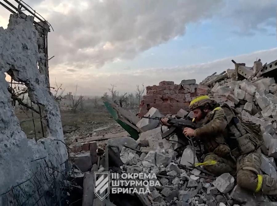 Un soldato ucraino durante la presunta liberazione di Andriivka, in una località indicata come Andriivka, regione di Donetsk, Ucraina. 3rd assault brigade/Ukrainian Armed Forces Press service/Handout via REUTERS