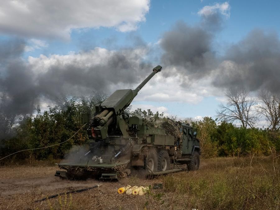 I militari ucraini sparano con un obice semovente Bohdana 2S22 contro le truppe russe, in una posizione nella regione di Donetsk, Ucraina. Radio Free Europe/Radio Liberty/Serhii Nuzhnenko via REUTERS