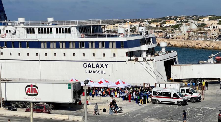 Migranti giunti a Lampedusa in attesa dei trasferimenti. (Ansa)
