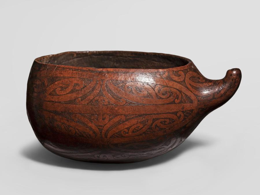 Galleria Doustar. Zucca con motivi geometrici. Maori (Nuova Zelanda). (XVIII secolo). Quest’opera è stata venduta a circa 90.000 euro