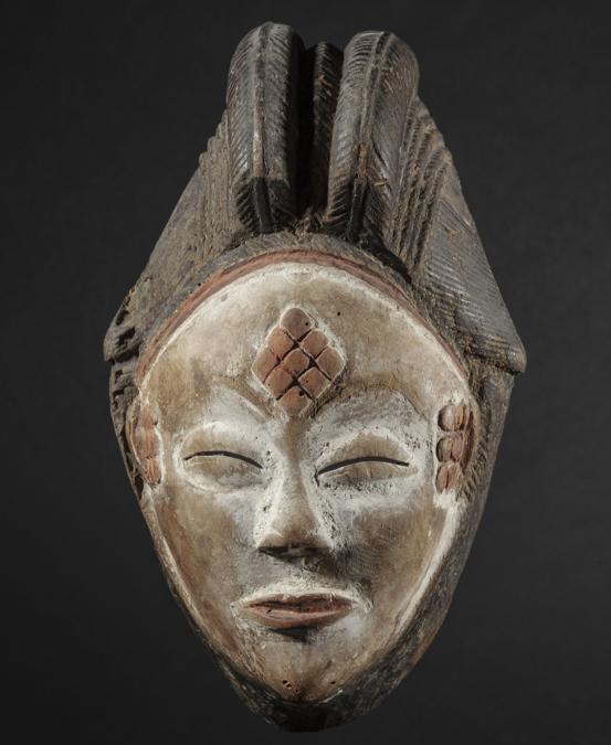 Galleria Flak. Maschera rituale che rappresenta il volto stilizzato di una donna. Punu (Gabon). (Fine XIX secolo – inizio XX secolo). Quest’opera è stata messa in vendita a circa 200.000 euro