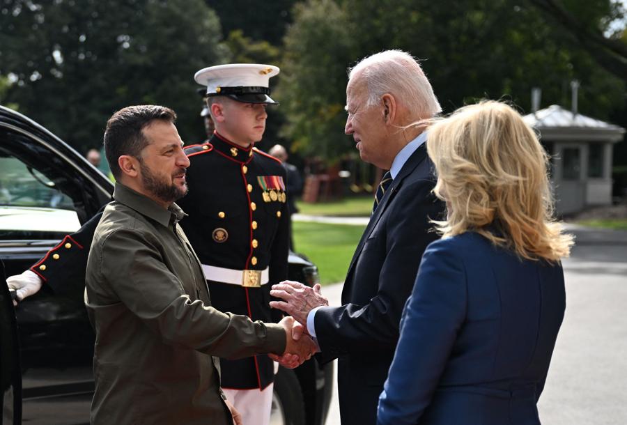 Il presidente americano Joe Biden e la First Lady Jill Biden danno il benvenuto al presidente ucraino Volodymyr Zelensky alla Casa Bianca  (AFP)