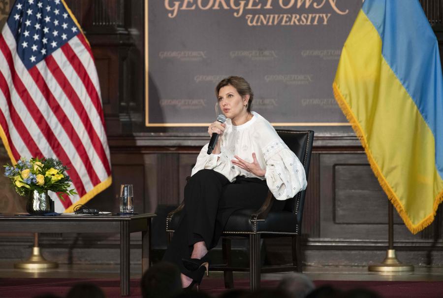 La first lady ucraina Olena Zelenska parla alla  Georgetown University Institute for Women, Peace and Security a Washington. Durante la visita Olena Zelenska ha donato 260 libri sull’Ucraina alla biblioteca della  Georgetown University. (AP)