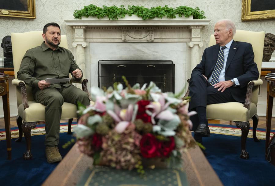 Il presidente americano  Joe Biden e il presidente ucraino Volodymyr Zelenski nell’ Ufficio Ovale della Casa Bianca (AP)