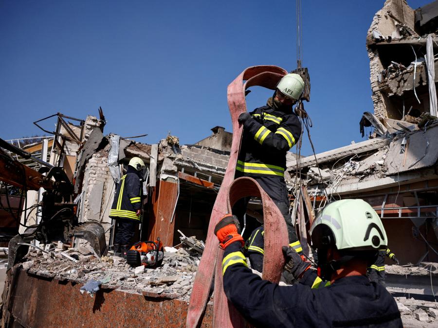 Operatori di emergenza lavorano tra le macerie di un hotel gravemente danneggiato durante un attacco missilistico russo,  a Cherkasy. (Reuters/Thomas Peter)