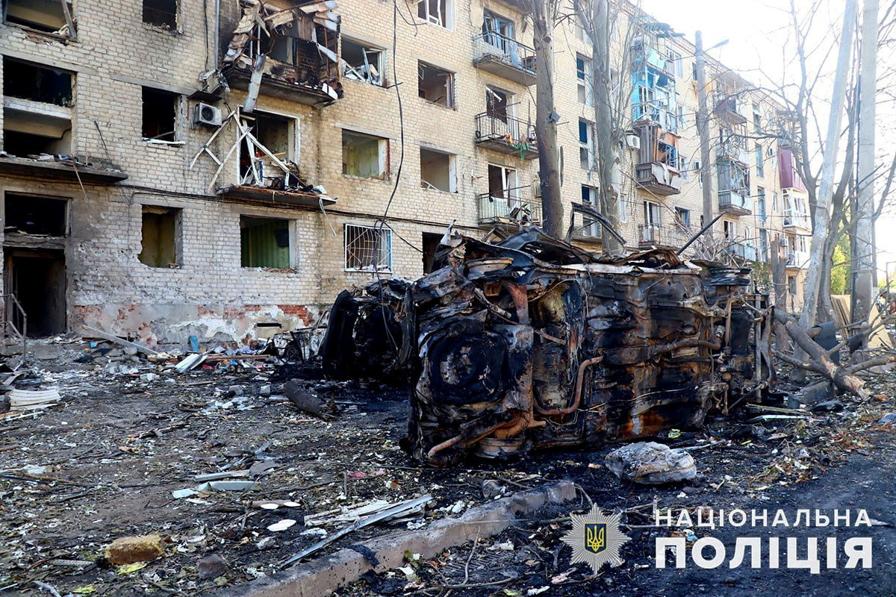 Un’auto bruciata durante un attacco missilistico russo nella città di Kurakhove,  nella regione di Donetsk. (National Police/dispensa tramite Reuters)