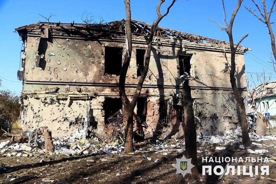 Un edificio residenziale distrutto  danneggiato durante un attacco missilistico russo nella città di Kurakhove, nella regione di Donetsk. (National Police/dispensa tramite Reuters)