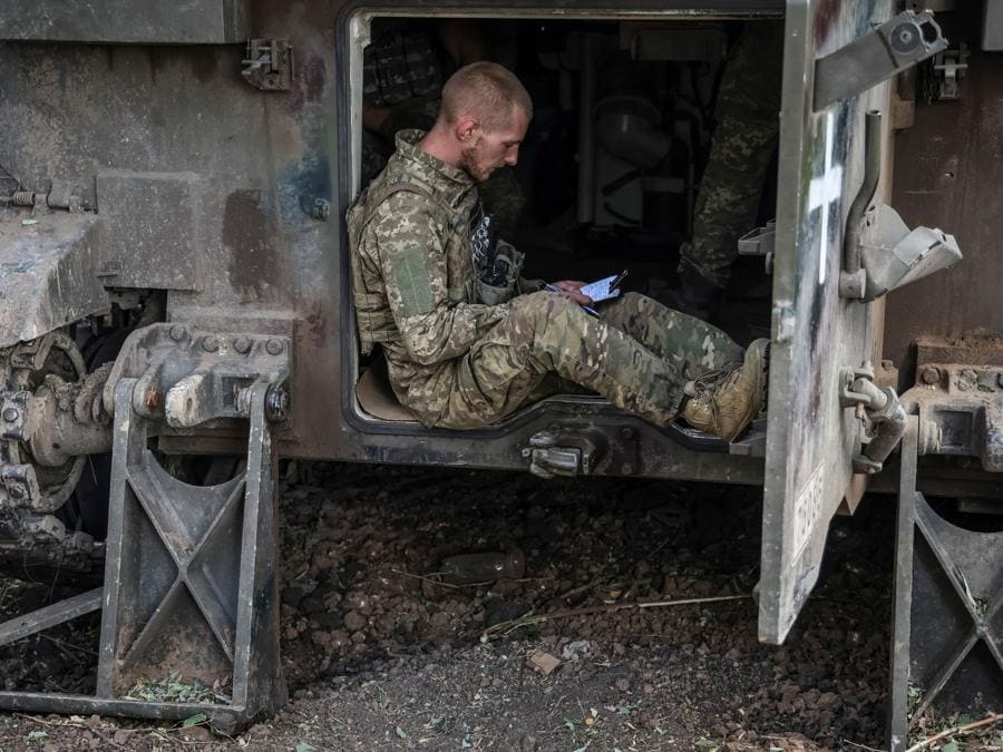 Un militare ucraino è seduto all’interno di un obice semovente   si prepara a sparare contro le truppe russe,  nella regione di Donetsk. (Reuters/Oleksandr Ratushniak)