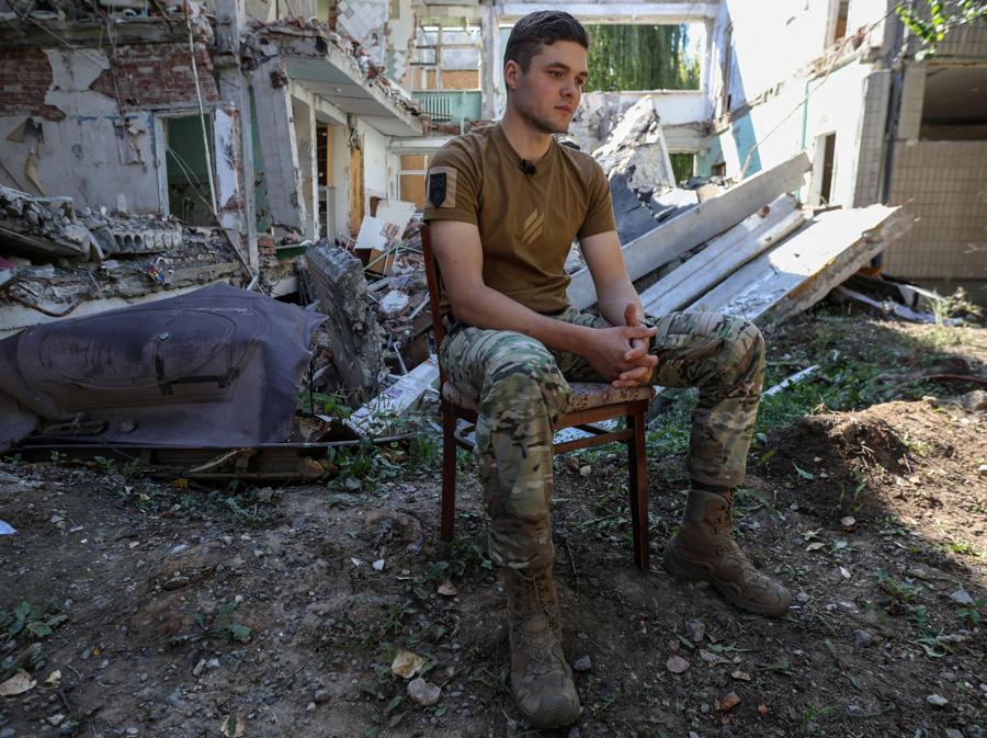 Un militare ucraino nella regione di Donetsk. (Reuters/Oleksandr Ratushniak/File Photo)