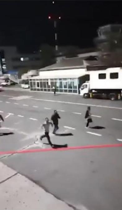In un frame decine di manifestanti si sono riversate nell'aeroporto di Makhachkala, nella repubblica russa del Daghestan, per scagliarsi contro l'arrivo di un volo da Israele. Lo riferiscono media russi come Sota e Astra che mostrano anche i video dell'incursione, dove si vedono persone correre nel terminal sventolando bandiere palestinesi.