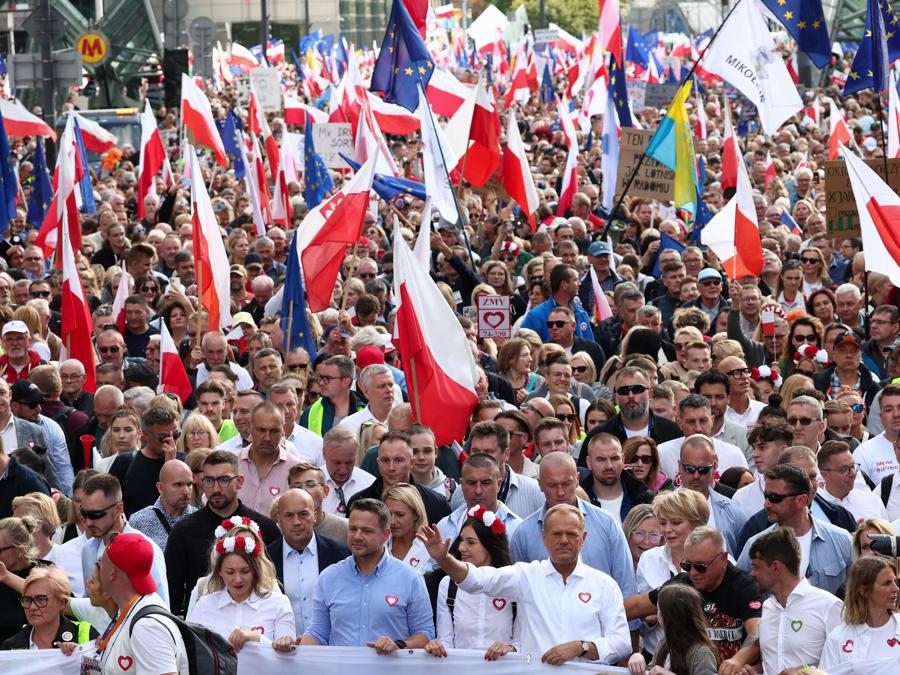 Donald Tusk, leader del più grande gruppo di opposizione Coalizione Civica (KO) e Rafal Trzaskowski, sindaco di Varsavia, marciano davanti alla bandiera nazionale polacca durante la manifestazione “Marsz Miliona Serc”, a Varsavia, Polonia, 1 ottobre 2023. Reuters/Kacper Pempel