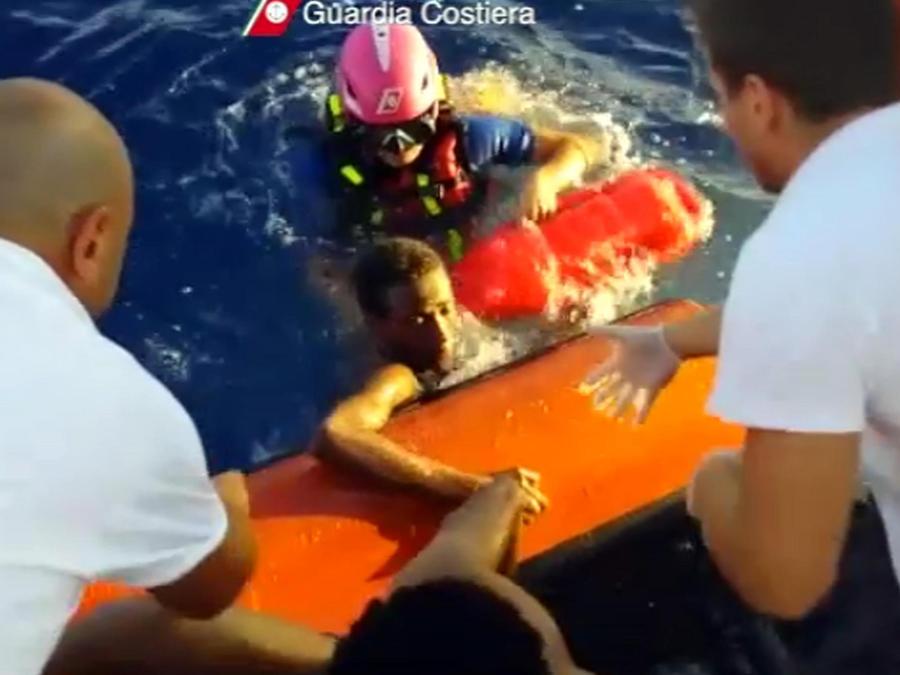 Questa immagine, ripresa da un video diffuso dalla Guardia Costiera il 4 ottobre 2013, mostra gli immigrati su un’imbarcazione della Guardia Costiera dopo il loro salvataggio vicino a Lampedusa il 3 ottobre 2013