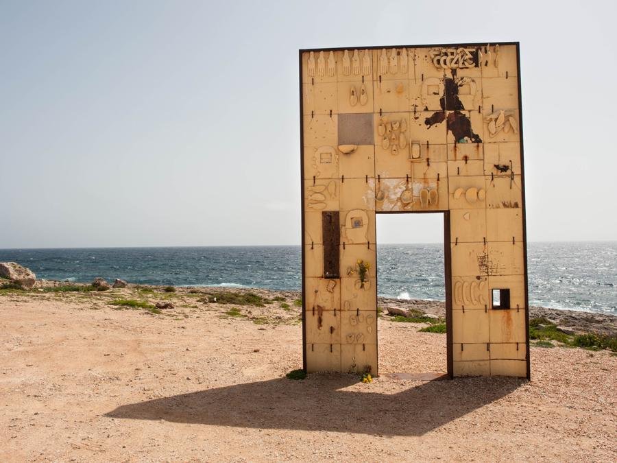 La Porta d'Europa nell'isola di Lampedusa,  monumento per i migranti deceduti e dispersi in mare di Mimmo Paladino (Agf)