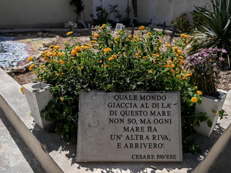 Lampedusa. Il cimitero dell Isola ospita molte tombe di migranti senza un nome deceduti durante la traversata (Agf)