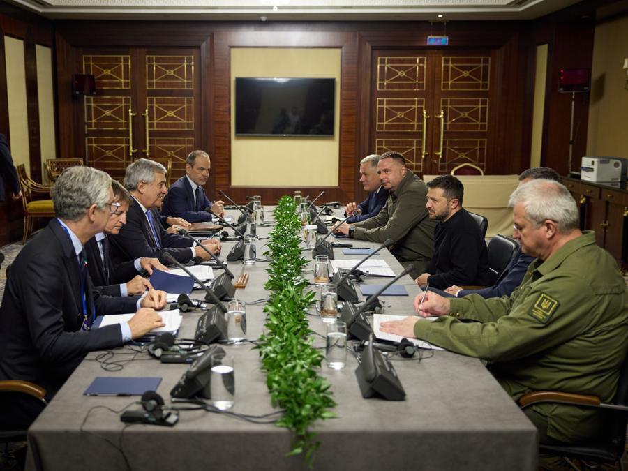 Il presidente Zelensky con il ministro Antonio Tajani (Imagoeconomica)