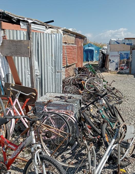 Rottami di biciclette nella tendopoli di San Ferdinando