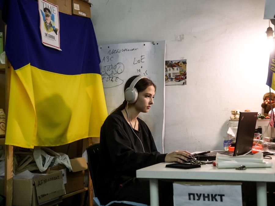 Una ragazza segue lezioni online nella sua scuola presso il rifugio per sfollati a Zaporizhia. (Epa/Kateryna Klochko)